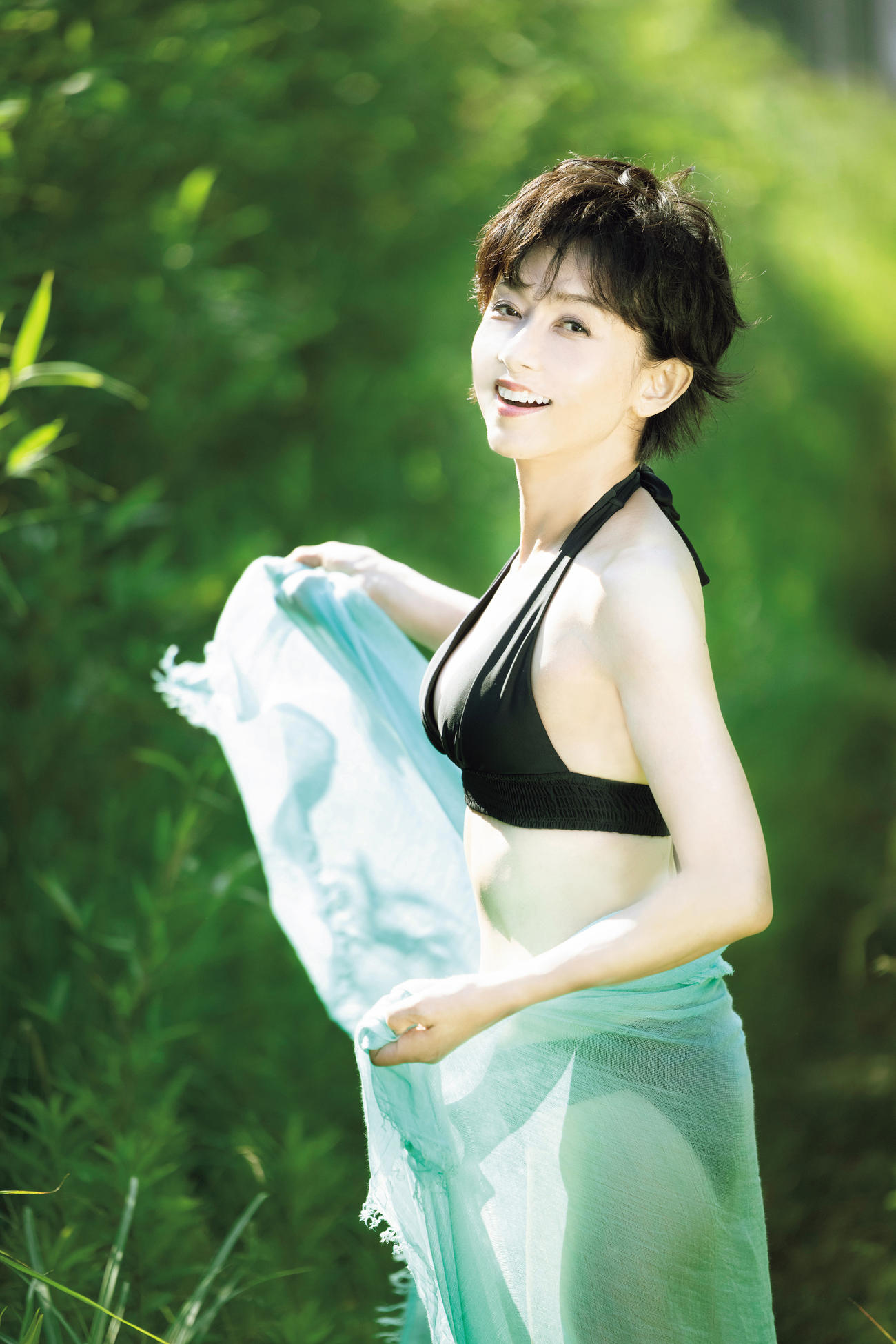 約30年ぶりの水着姿を披露した、斉藤慶子