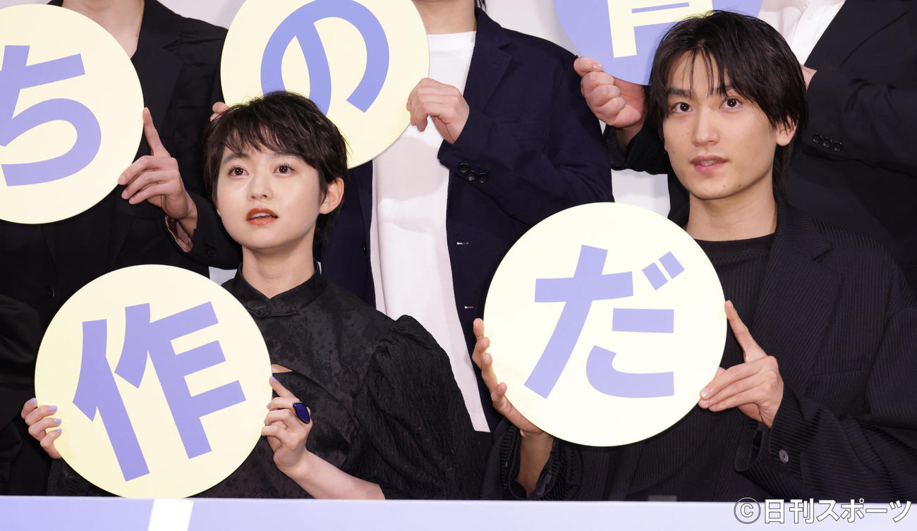 映画「サマーフィルムにのって」舞台あいさつで記念撮影する伊藤万理華（左）と金子大地（撮影・中島郁夫）