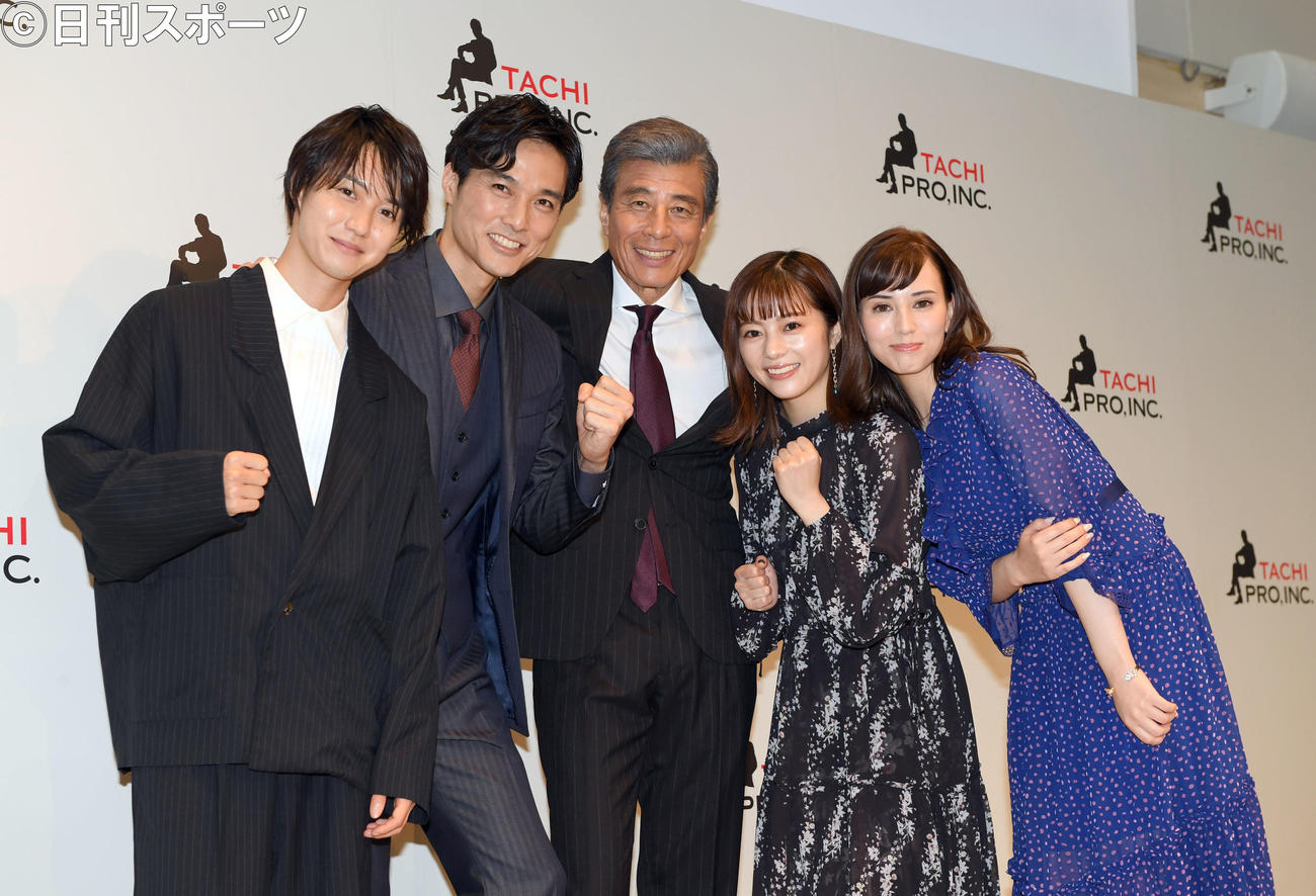 所属タレントと笑顔で記念撮影に納まる舘ひろし（中央）。左から小越勇輝、池田努、1人おいて竹内夢、Anna（撮影・たえ見朱実）