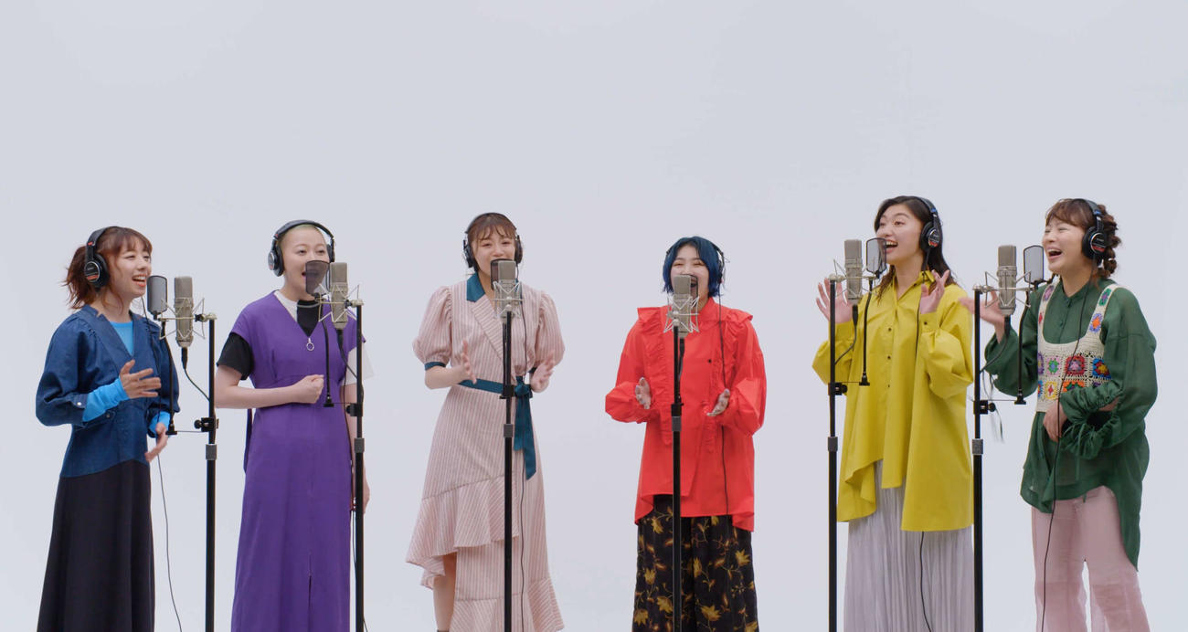 YouTube「THE FIRST TAKE」で「なないろ」を披露する私立恵比寿中学。左から真山りか、安本彩花、星名美怜、柏木ひなた、小林歌穂、中山莉子