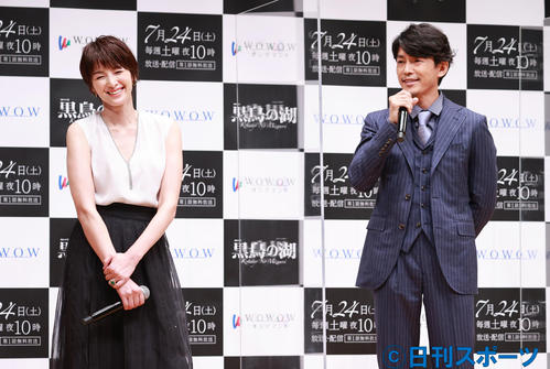 「連続ドラマW　黒鳥の湖」完成報告会で笑顔を見せる吉瀬美智子（左）と藤木直人（撮影・垰建太）