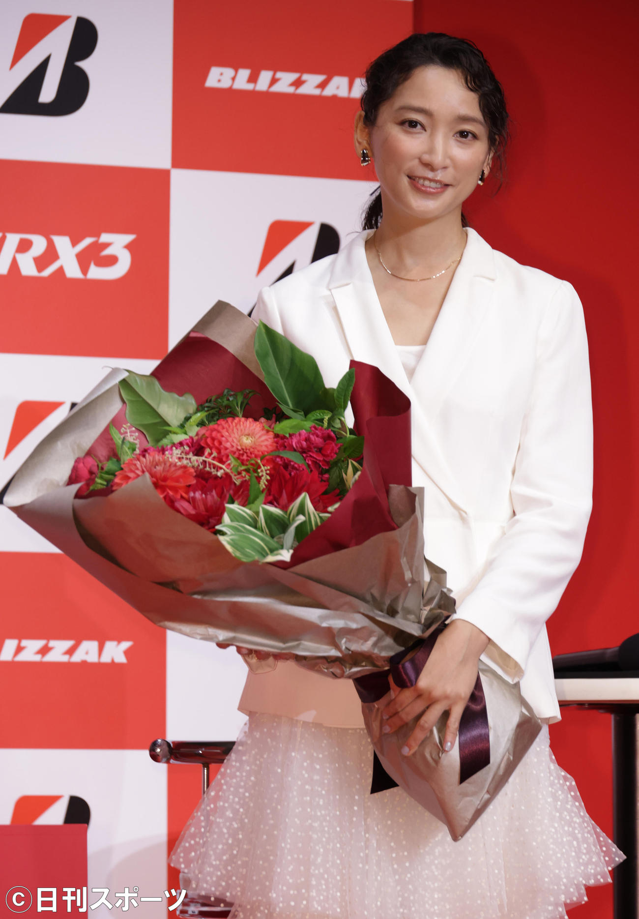 芸能生活20周年を祝う花束を贈られ笑顔を見せる杏（撮影・中島郁夫）