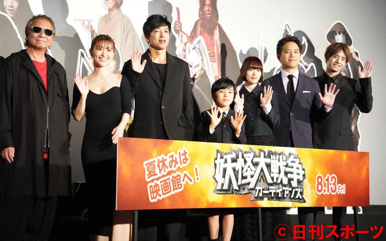 イベントに登壇した、左から三池崇史監督、大島優子、大沢たかお、寺田心、杉咲花、三浦貴大、赤楚衛二（撮影・佐藤勝亮）