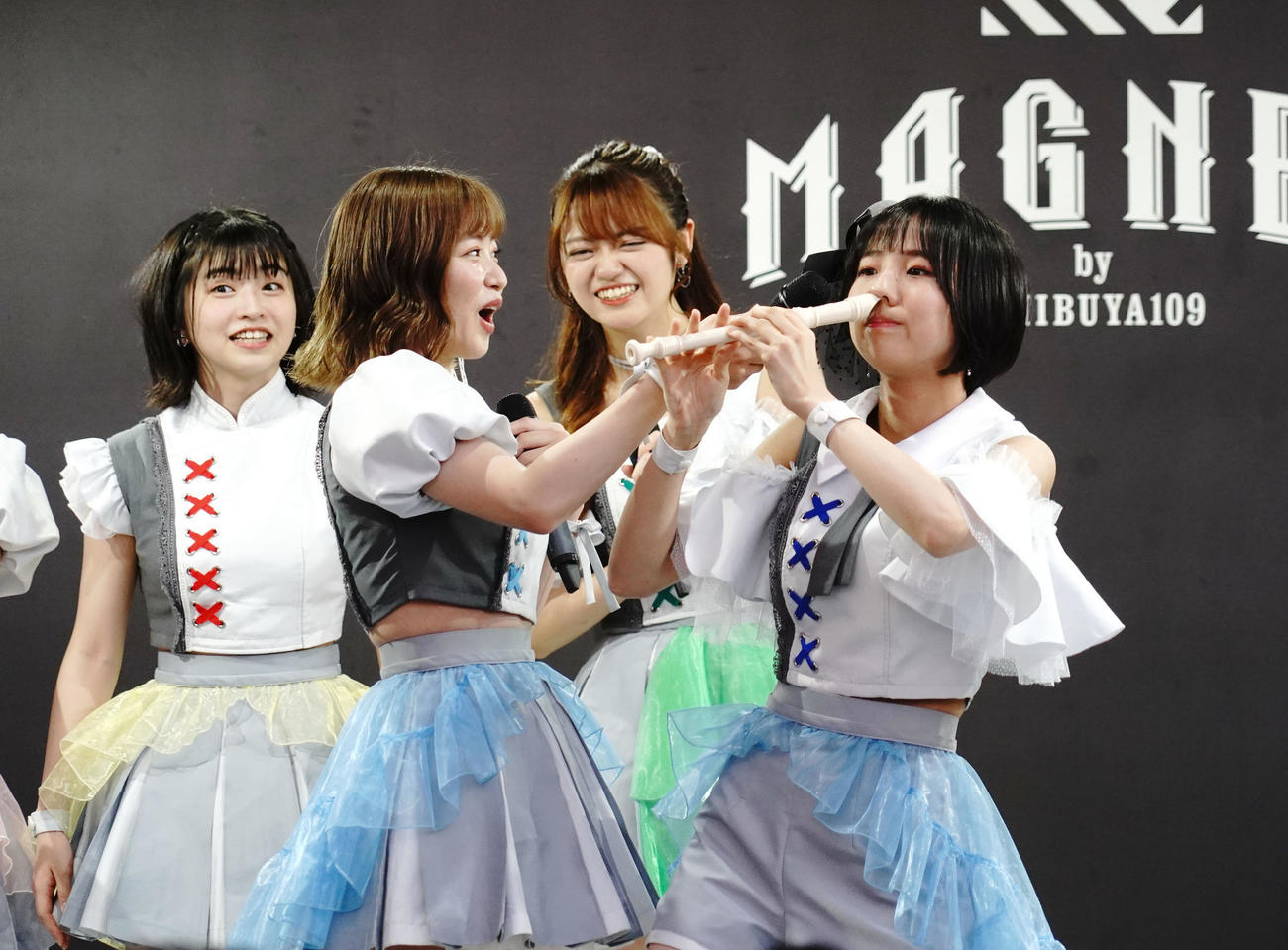配信シングル「にきちゃんわんだーらんど」リリース記念イベントで、鼻息リコーダーを披露するアップアップガールズ（2）の鍛治島彩（右）。左はリーダー高萩千夏（撮影・佐藤成）