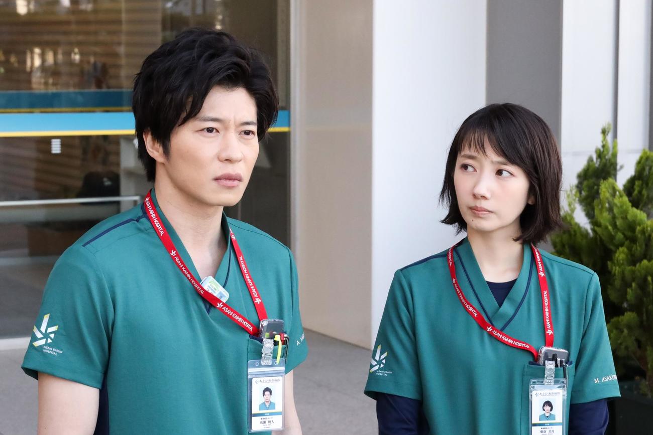 訴訟を抱えた成瀬暁人（田中圭＝左）は朝倉美月（波瑠）に素っ気ない態度を取る（C）フジテレビ