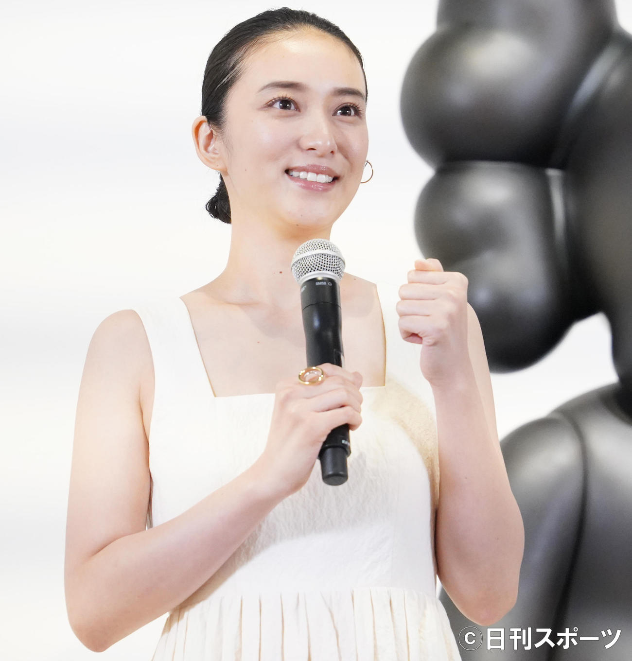 テンション高く感想を述べた武井咲（撮影・佐藤勝亮）
