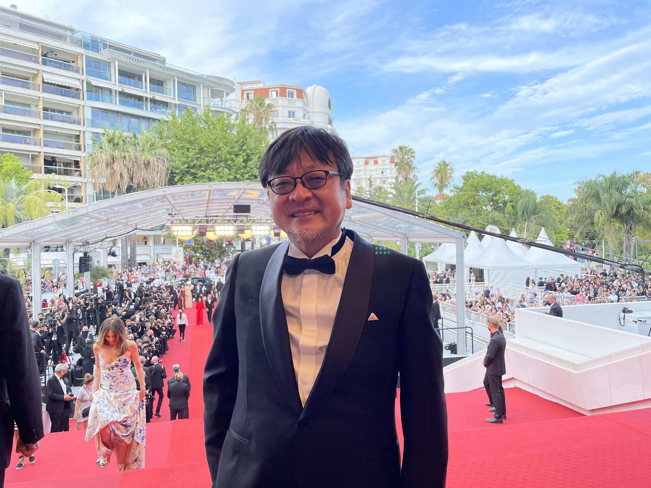 カンヌ映画祭のレッドカーペットに立った細田守監督（C）2021スタジオ地図