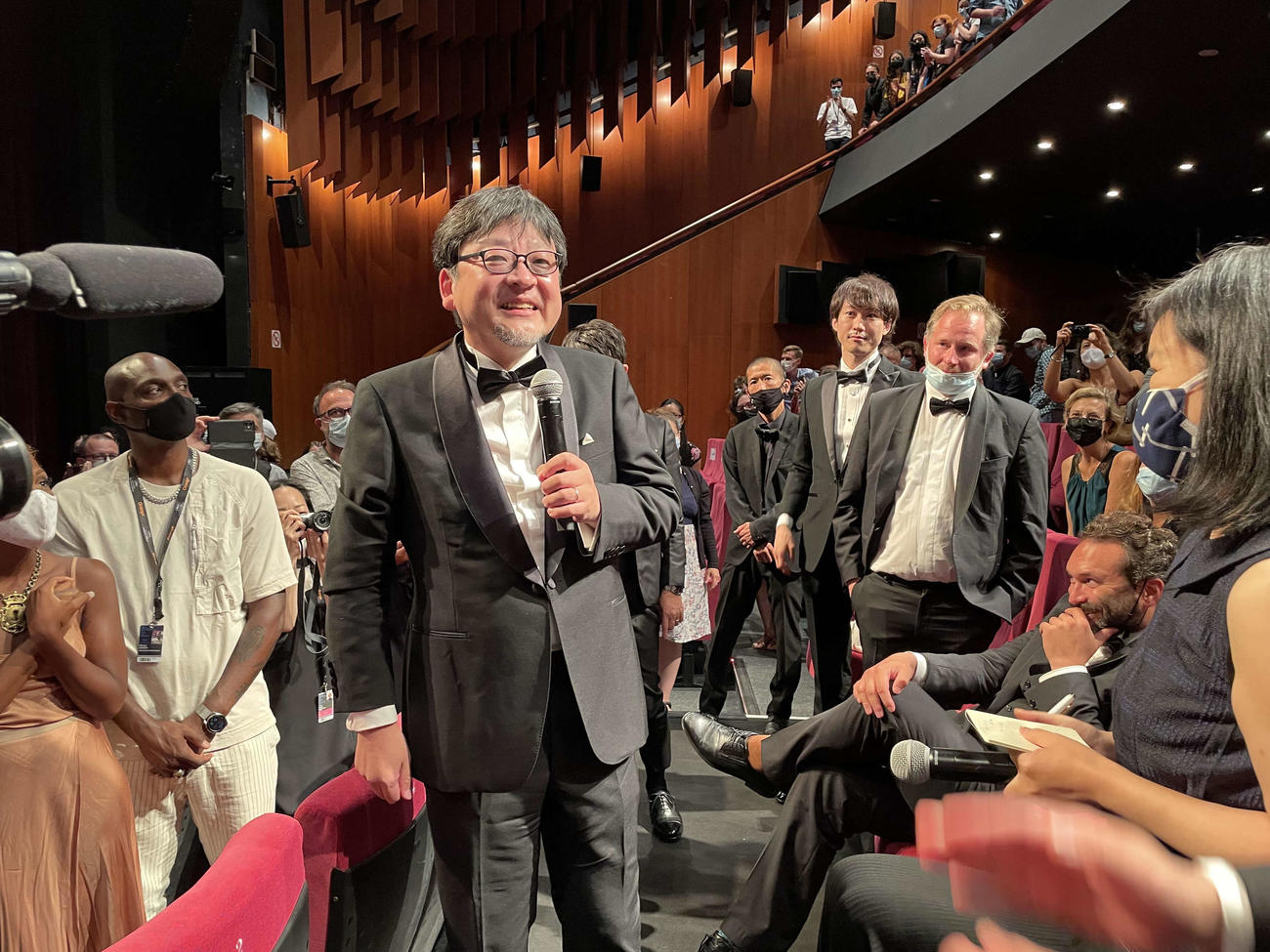 カンヌ映画祭で「竜とそばかすの姫」がワールドプレミア上映された直後、急きょあいさつを行う細田守監督（C）2021スタジオ地図