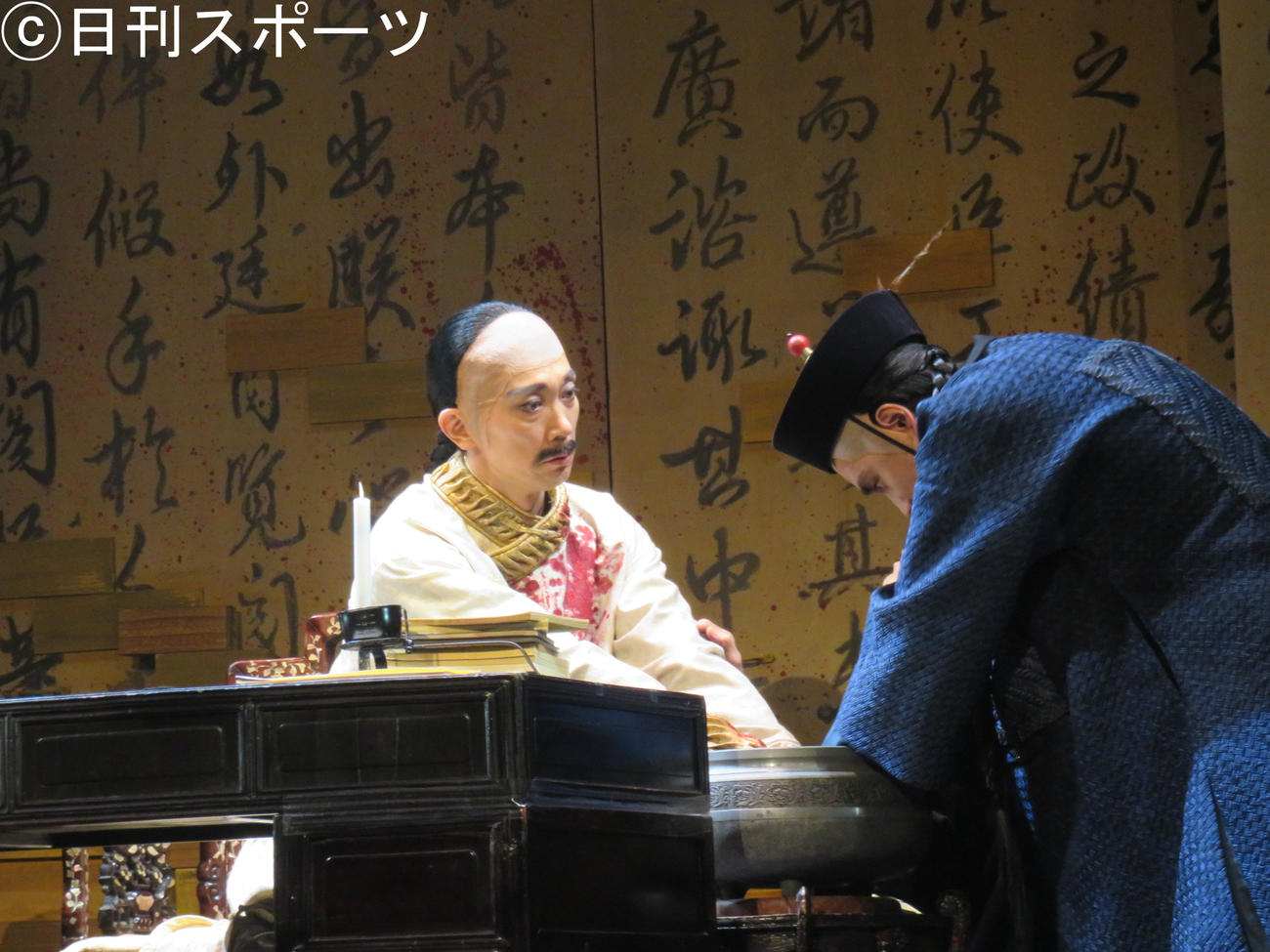 舞台「君子無朋」にで雍正帝を演じる佐々木蔵之介（左）とオルク役の中村蒼