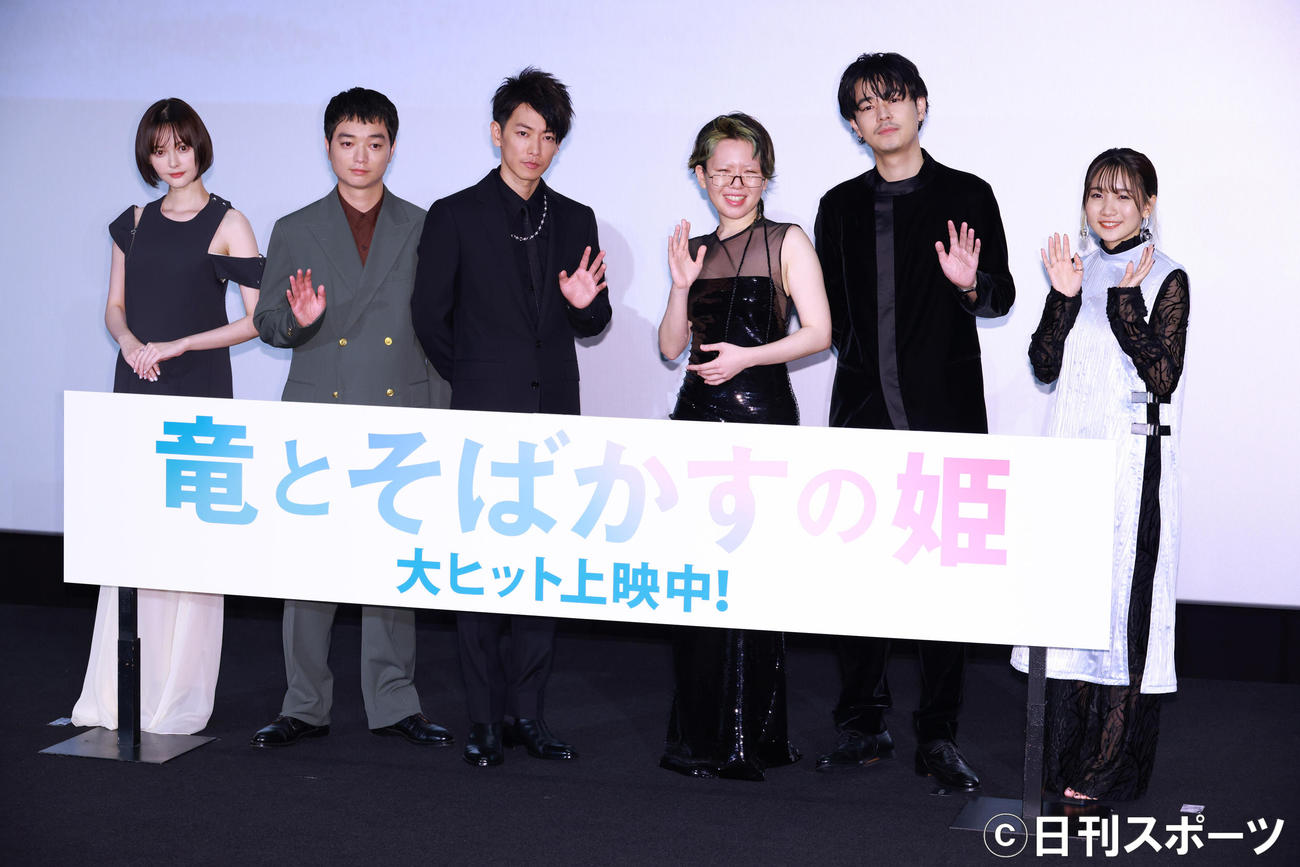 映画「竜とそばかすの姫」初日舞台あいさつを行った左から玉城ティナ、染谷将太、佐藤健、中村佳穂、成田凌、幾田りら（撮影・中島郁夫）