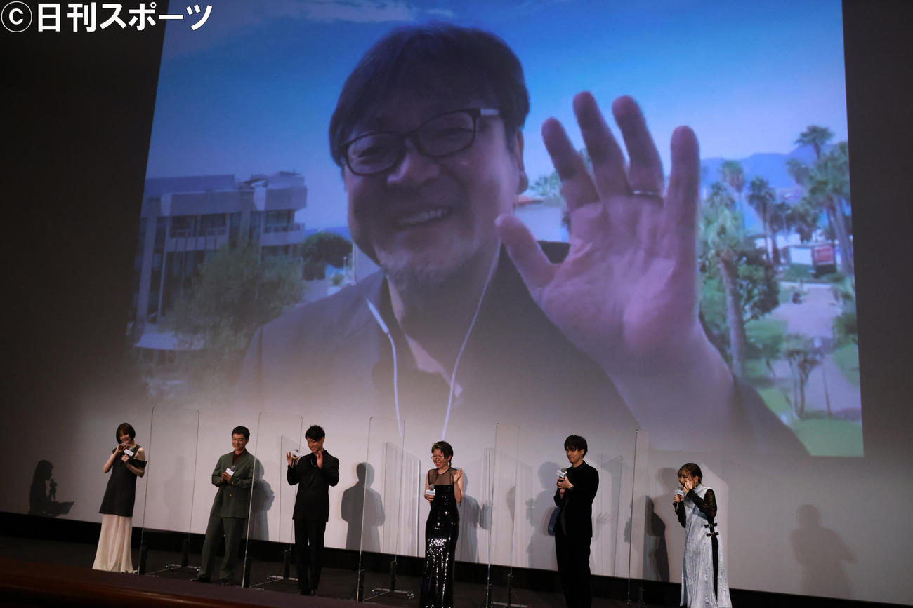 映画「竜とそばかすの姫」初日舞台あいさつにカンヌからリモートで参加した細田守監督（撮影・中島郁夫）