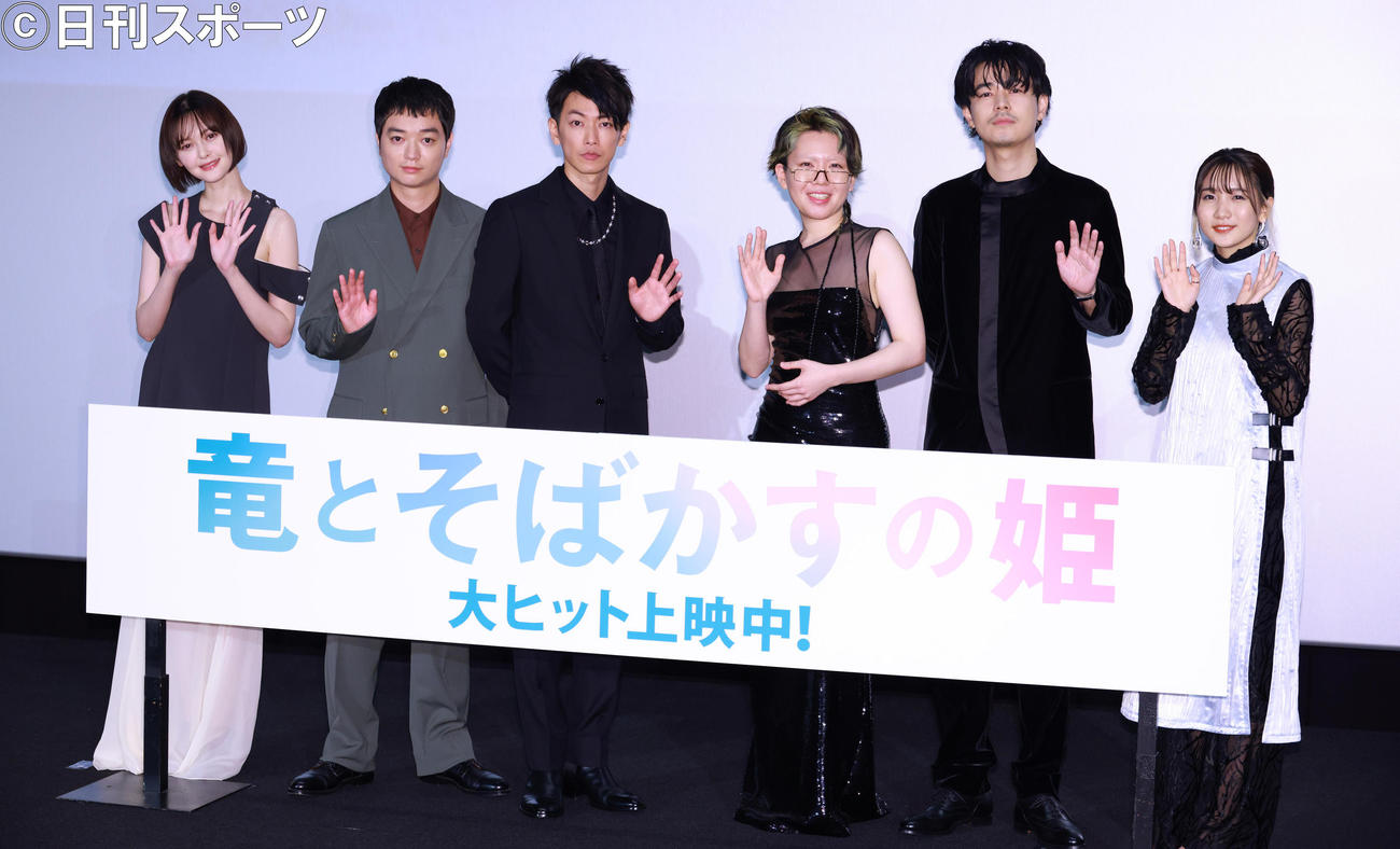 映画「竜とそばかすの姫」初日舞台あいさつに出席する、左から玉城ティナ、染谷将太、佐藤健、中村佳穂、成田凌、幾田りら（撮影・中島郁夫）