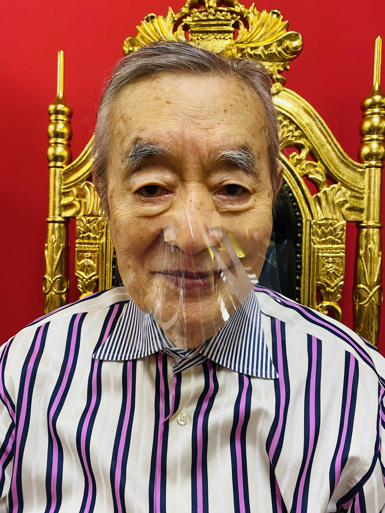 新発明「ドクター・中まつく」を発表したドクター・中松氏