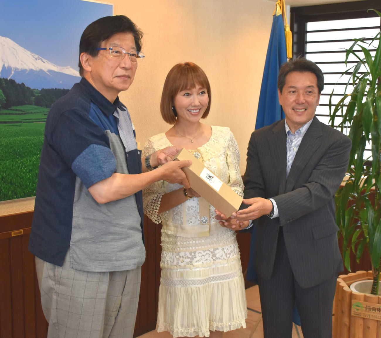 川勝平太静岡県知事（左）にできあがった日本酒を贈る工藤夕貴（中央）と富士錦酒造の清信一社長（静岡県提供）
