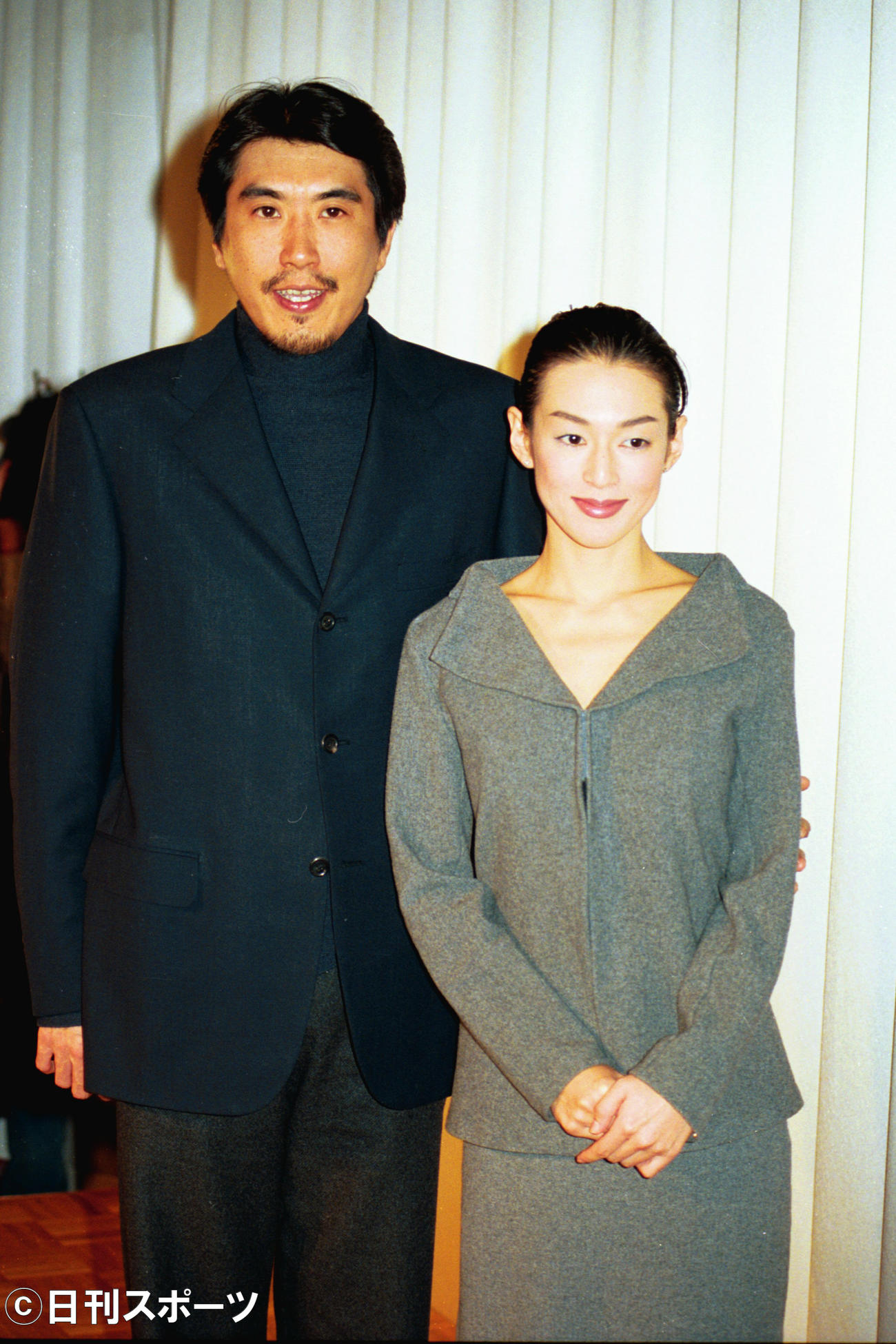 結婚報告会見を行った石橋貴明（左）と鈴木保奈美（1998年11月14日撮影）