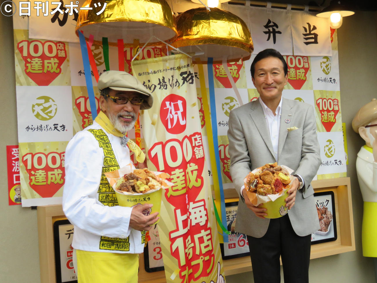 「から揚げの天才」100店舗達成のセレモニーに出席したテリー伊藤（左）とワタミの渡辺美樹会長