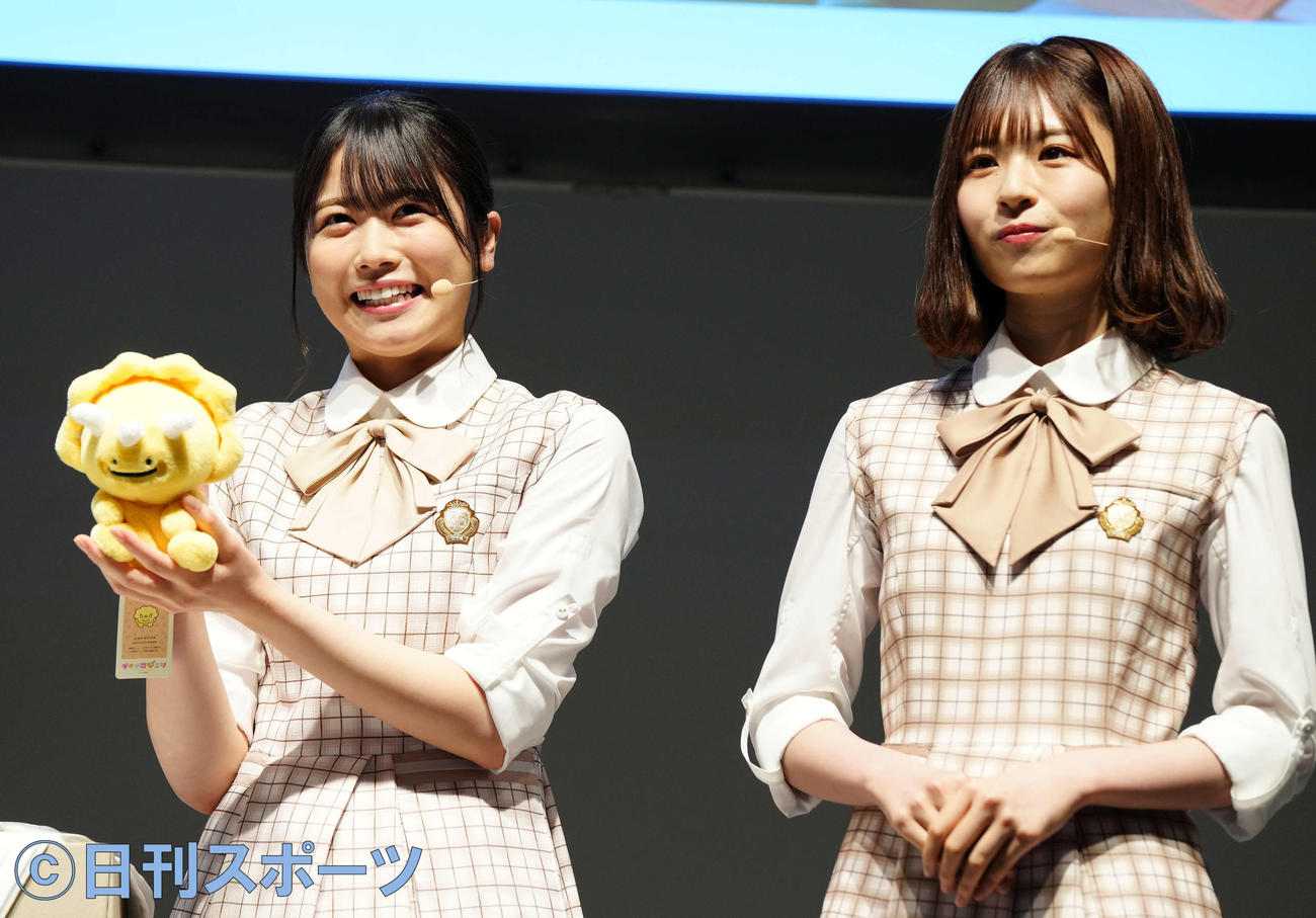 「恐竜科学博」の記者発表会に臨む日向坂46の丹生明里（左）と松田好花（撮影・江口和貴）
