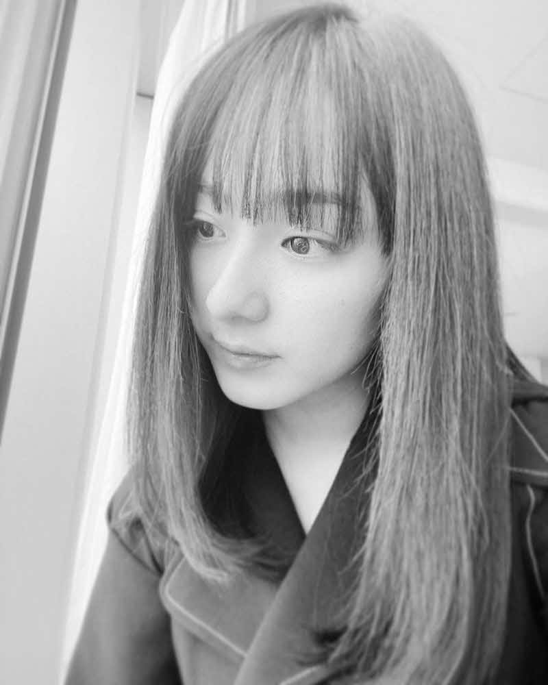 公式ブログでモノクロ加工したバストアップ写真を公開した平祐奈