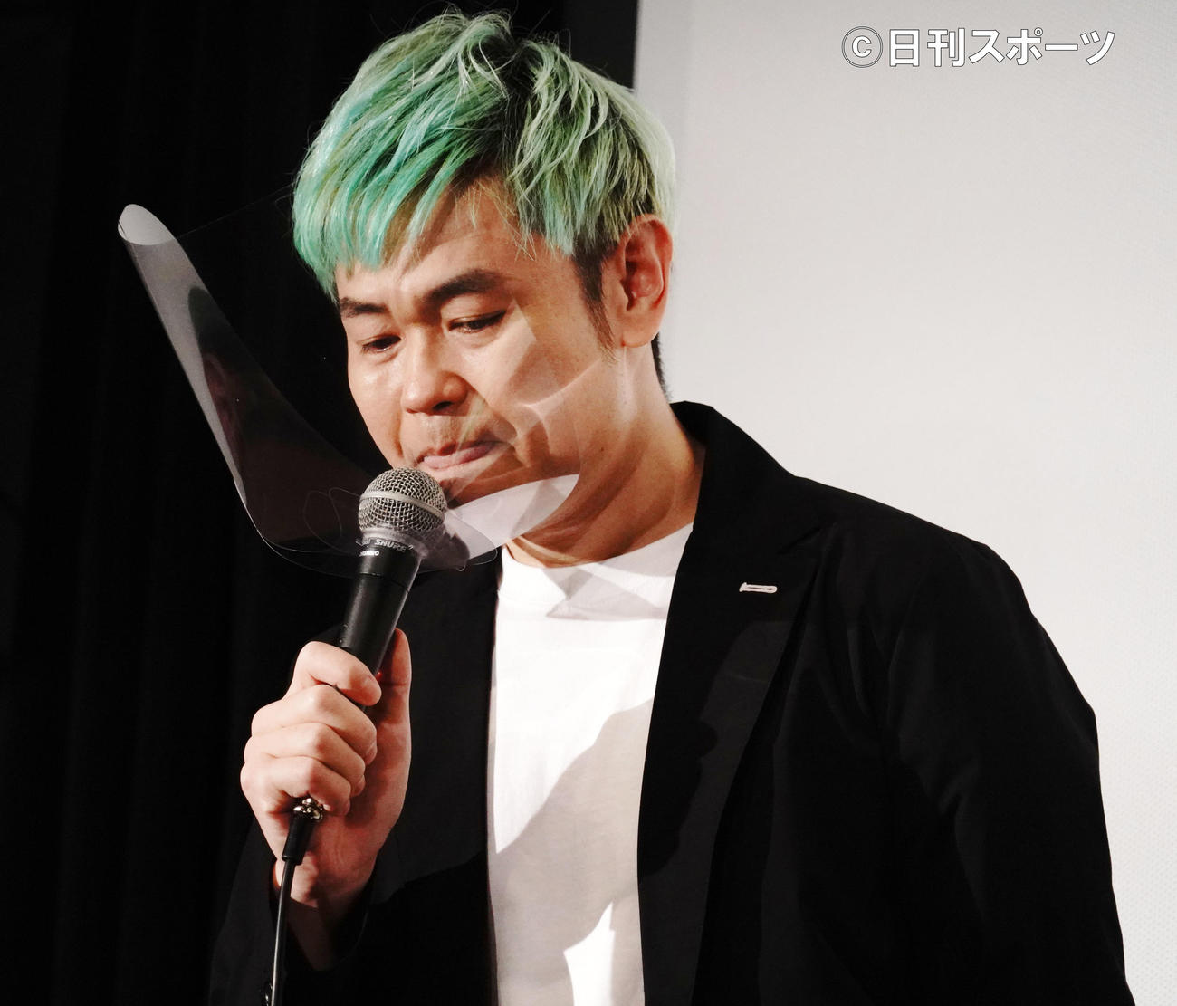 映画「リスタート」公開記念舞台あいさつで感極まり、言葉に詰まる品川ヒロシ監督（撮影・佐藤成）