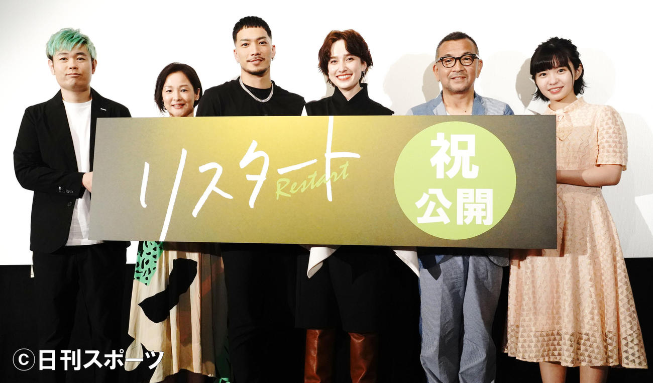 映画「リスタート」公開記念舞台あいさつに出席した、左から品川ヒロシ監督、黒沢あすか、SWAY、EMILY、中野英雄、朝倉ゆり（撮影・佐藤成）