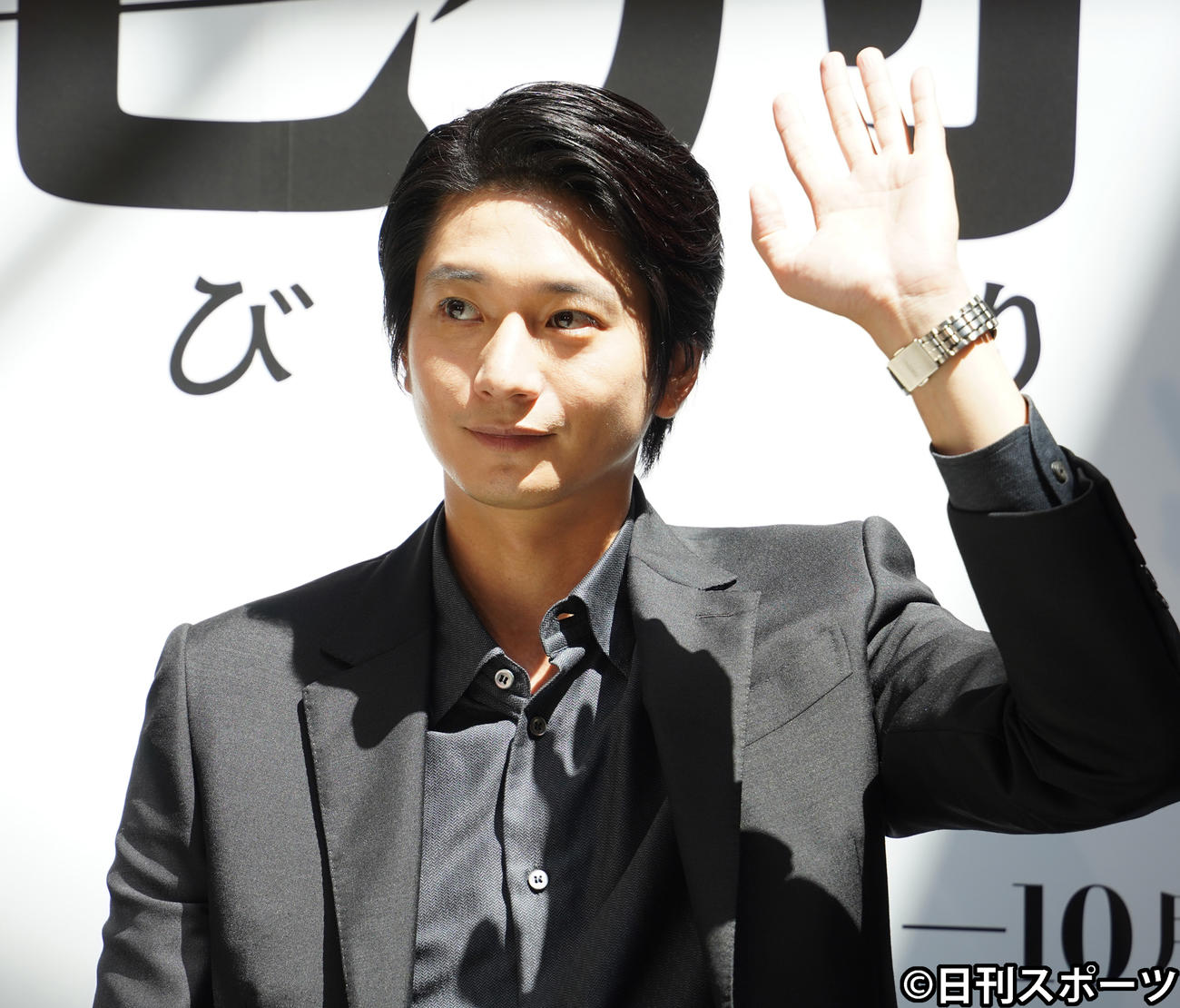 イベントに登壇し手を振る向井理（撮影・佐藤勝亮）