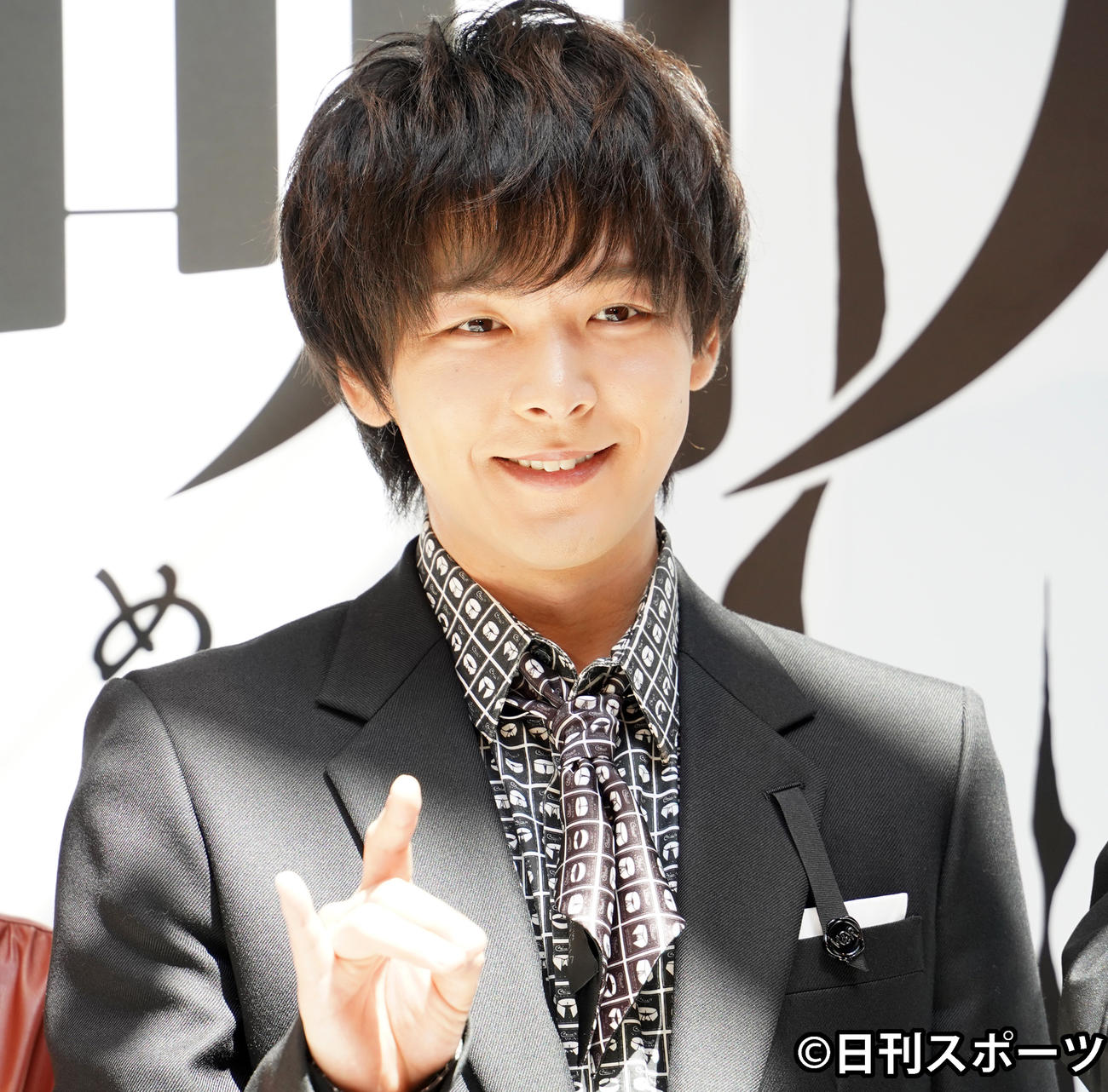 イベントに登壇し、キツネポーズをする中村倫也（撮影・佐藤勝亮）