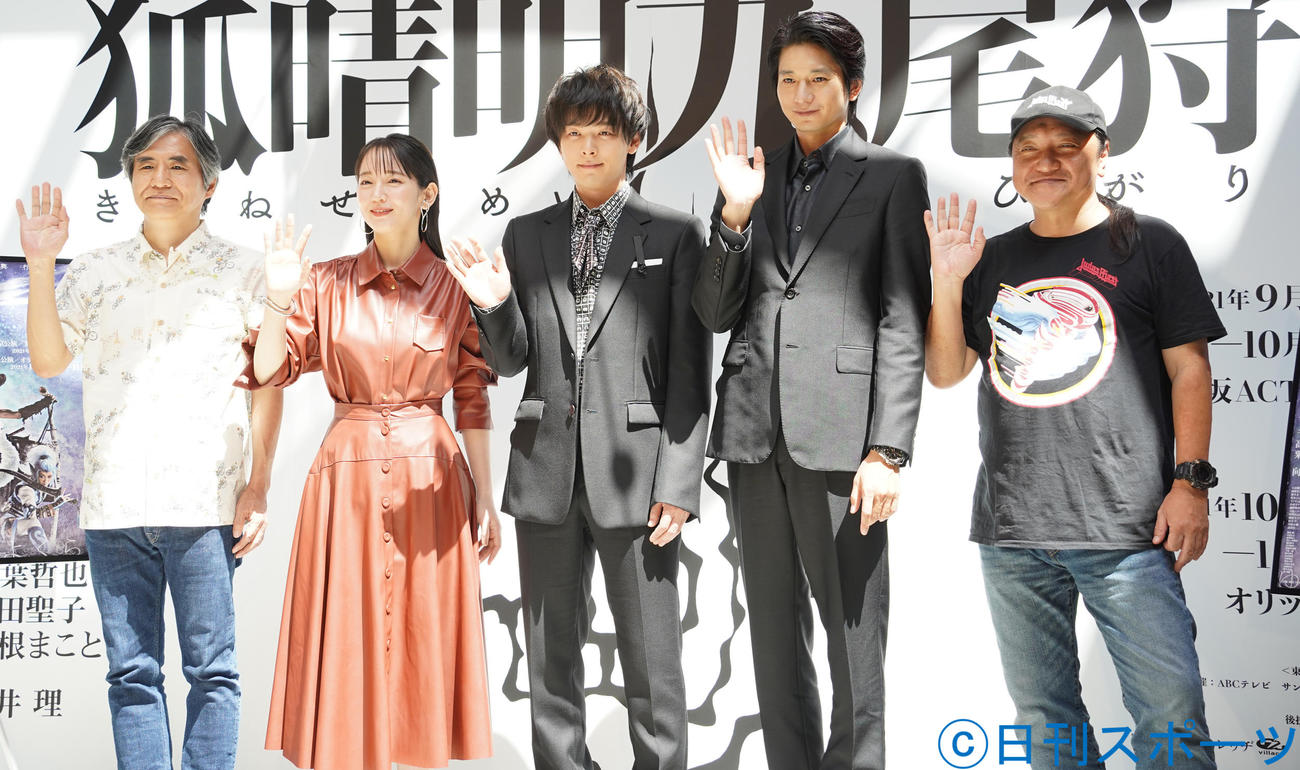 イベントに登壇した、左から中島かずき氏、吉岡里帆、中村倫也、向井理、いのうえひでのり氏（撮影・佐藤勝亮）