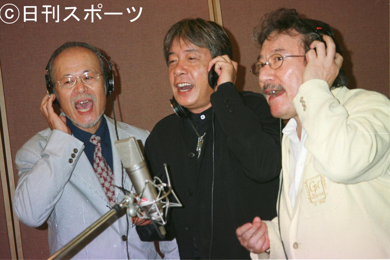 30年ぶりのレコーディングに挑んだジャッキー吉川とブルーコメッツの左から高橋健二さん、三原綱木、小田啓義（2002年9月）