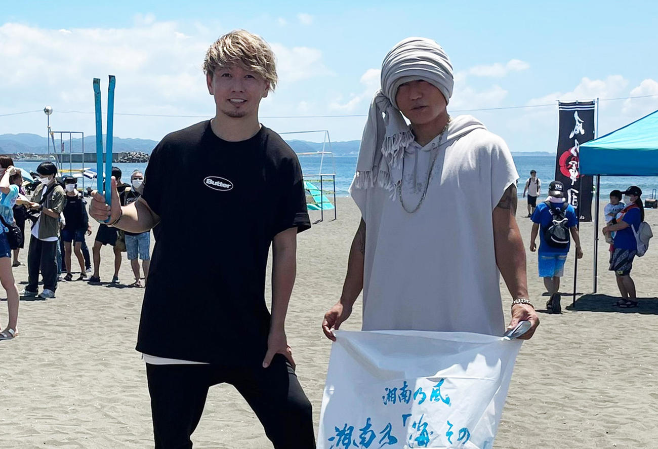 ビーチクリーンを実施した、湘南乃風のSHOCK EYE（左）HAN－KUN