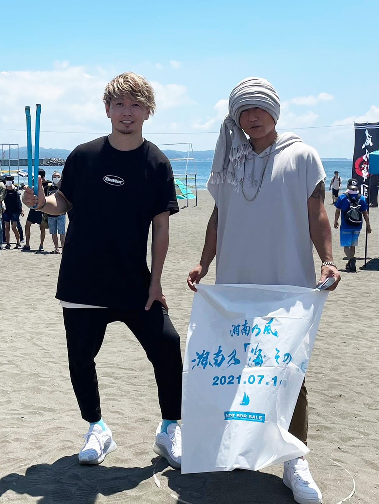 ビーチクリーンを実施した、湘南乃風のSHOCK EYE（左）HAN－KUN
