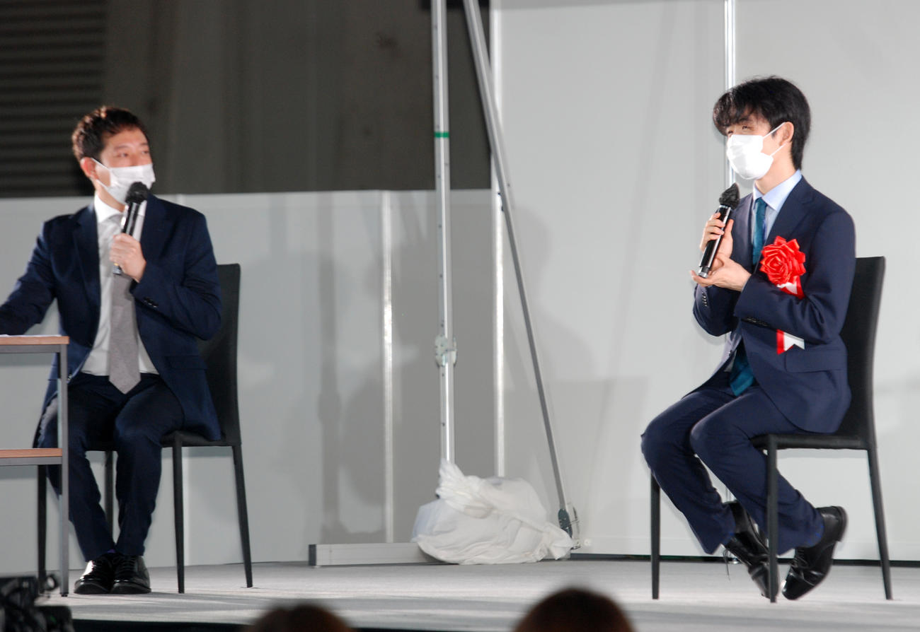 棋聖戦防衛祝賀会でトークを繰り広げたサバンナ高橋茂雄（左）と藤井聡太2冠（撮影・松浦隆司）