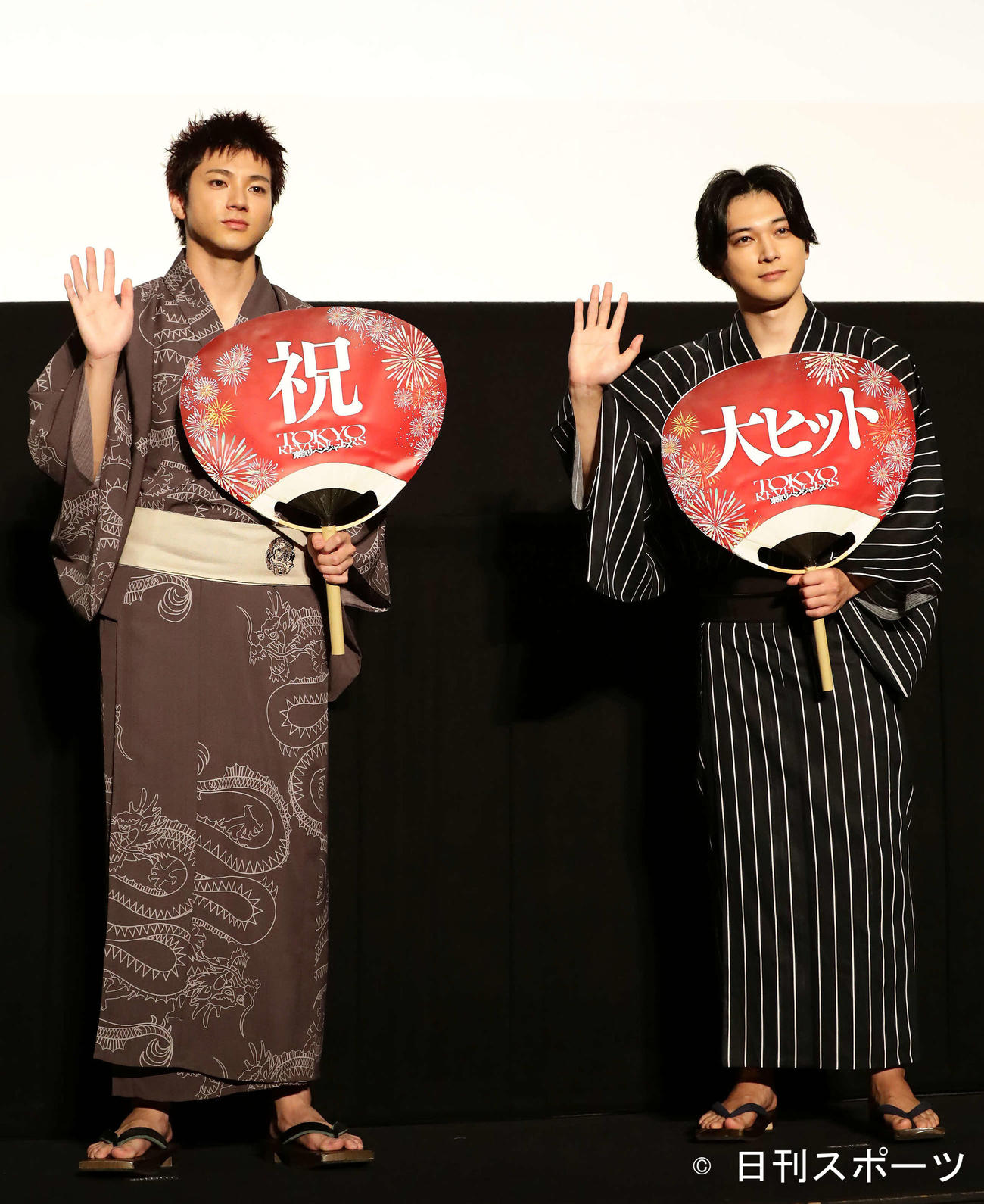 浴衣姿で写真に納まる山田裕貴（左）と吉沢亮（撮影・丹羽敏通）