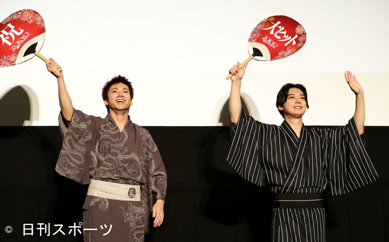TVカメラに向かって手を振る山田裕貴（左）と吉沢亮（撮影・丹羽敏通）