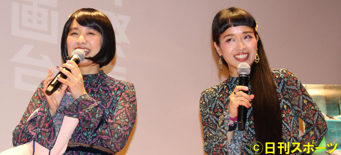 チャラン・ポ・ランタンの妹もも（左）と姉小春（2017年9月撮影）