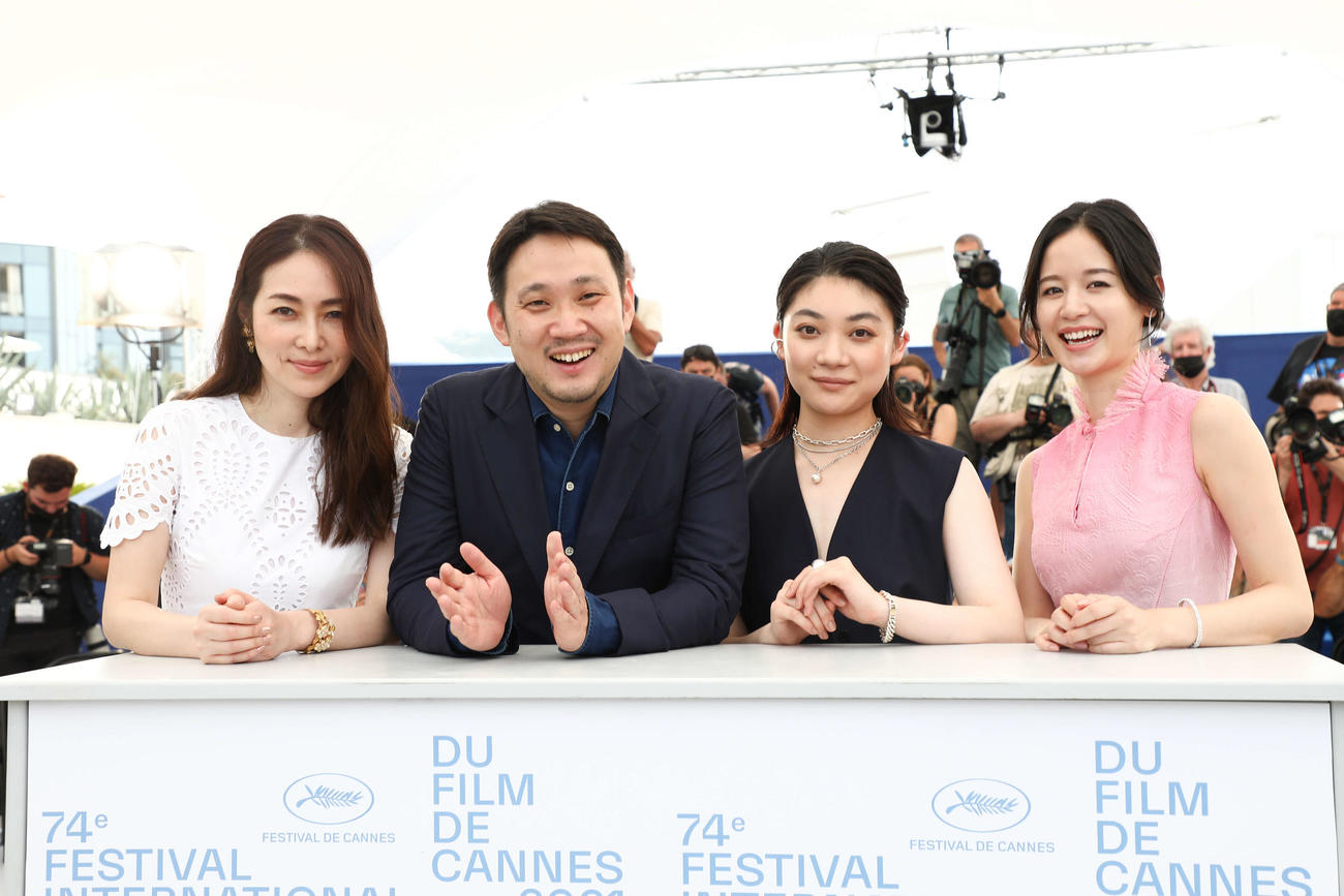カンヌ映画祭で行われた映画「ドライブ・マイ・カー」フォトコールに参加した、左から霧島れいか、濱口竜介監督、三浦透子、ソニア・ユアン(C) Kazuko WAKAYAMA