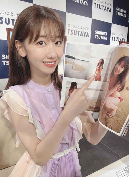 30歳記念写真集「Experience」オンライン発売記念イベントで母のお気に入りショットを紹介するAKB48柏木由紀(c)松田嵩範/集英社