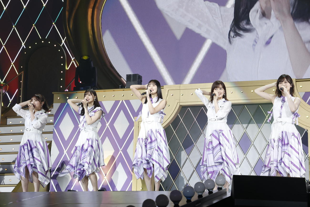 新メンバー募集オーディションを開催する乃木坂46。左から与田祐希、齋藤飛鳥、遠藤さくら、生田絵梨花、山下美月