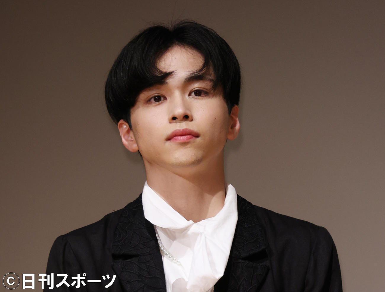 映画「遊星王子」完成披露上映会で記念撮影する若林司（撮影・中島郁夫）