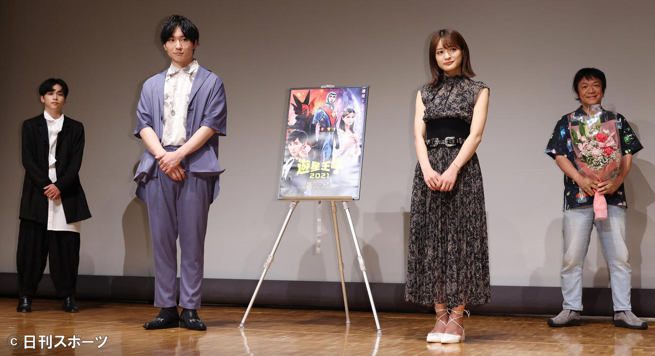 映画「遊星王子」完成披露上映会で記念撮影する、左から若林司、日向野洋、織田奈那、河崎実監督（撮影・中島郁夫）