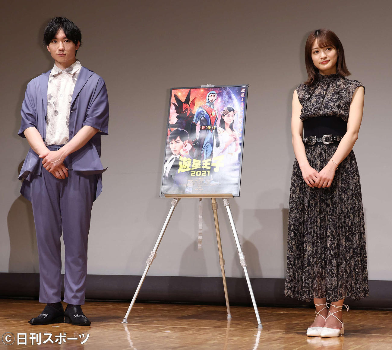 映画「遊星王子」完成披露上映会で記念撮影する日向野洋（左）と織田奈那（撮影・中島郁夫）