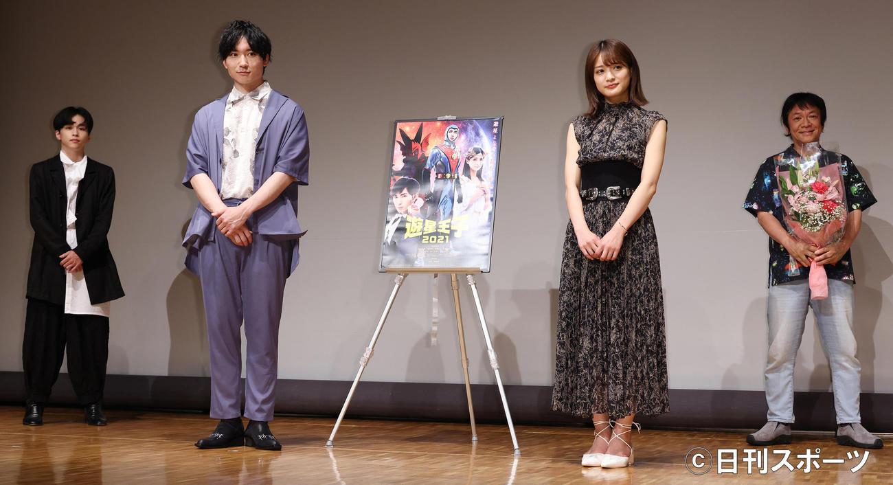 映画「遊星王子」完成披露上映会で記念撮影する、左から若林司、日向野洋、織田奈那、河崎実監督（撮影・中島郁夫）