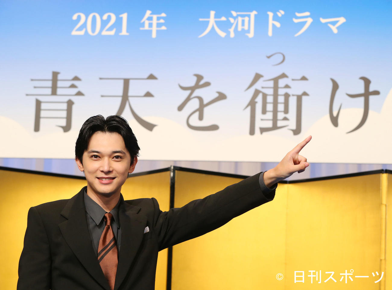 「青天を衝け」会見でポーズを決める渋沢栄一役の吉沢亮（2019年9月撮影）