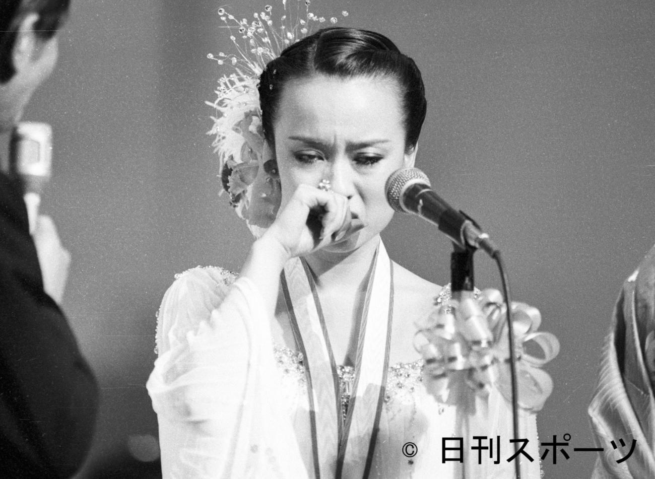 「魅せられて」でレコード大賞を受賞し涙を見せるジュディ・オング（1979年12月）