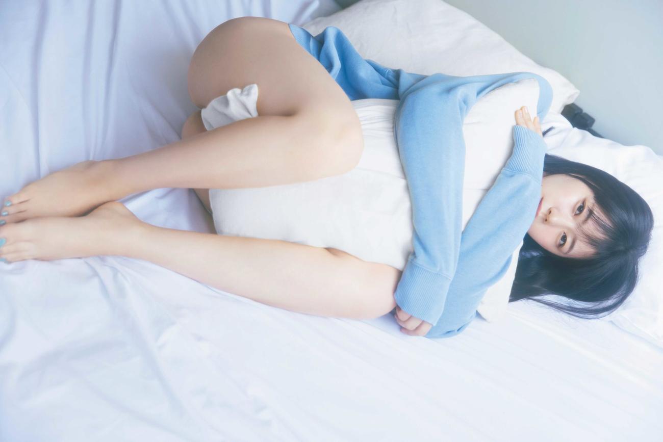 ファースト写真集の先行カットでベッドでリラックスするSTU48瀧野由美子（撮影・倉本GORI）