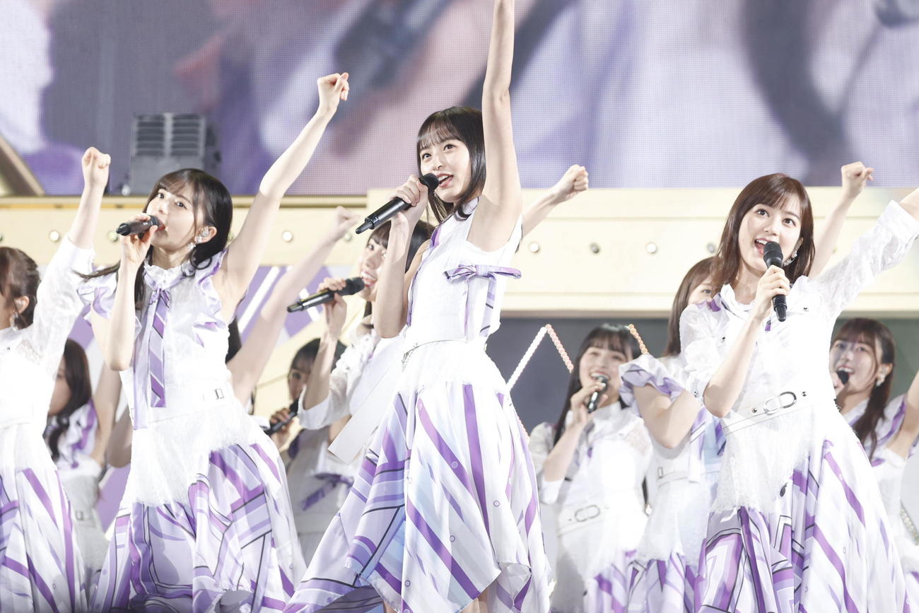 「真夏の全国ツアー2021」の初日公演のパフォーマンス。前列左から齋藤飛鳥、遠藤さくら、生田絵梨花