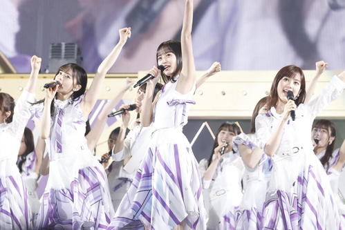「真夏の全国ツアー2021」の初日公演のパフォーマンス。前列左から齋藤飛鳥、遠藤さくら、生田絵梨花