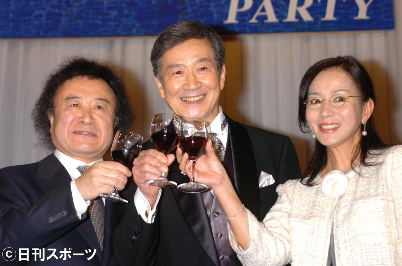 文化庁長官賞受賞記念パーティー　酒井政利氏（中央）は篠山紀信氏（左）南沙織夫妻と乾杯する（2006年3月撮影）