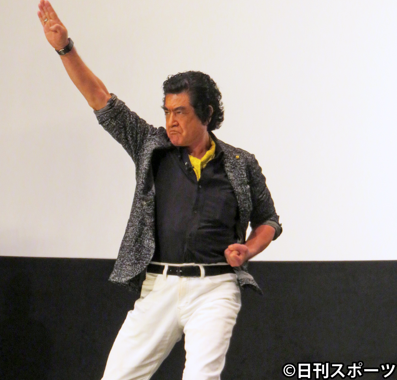 変身ポーズを決める藤岡弘、（撮影・竹村章）