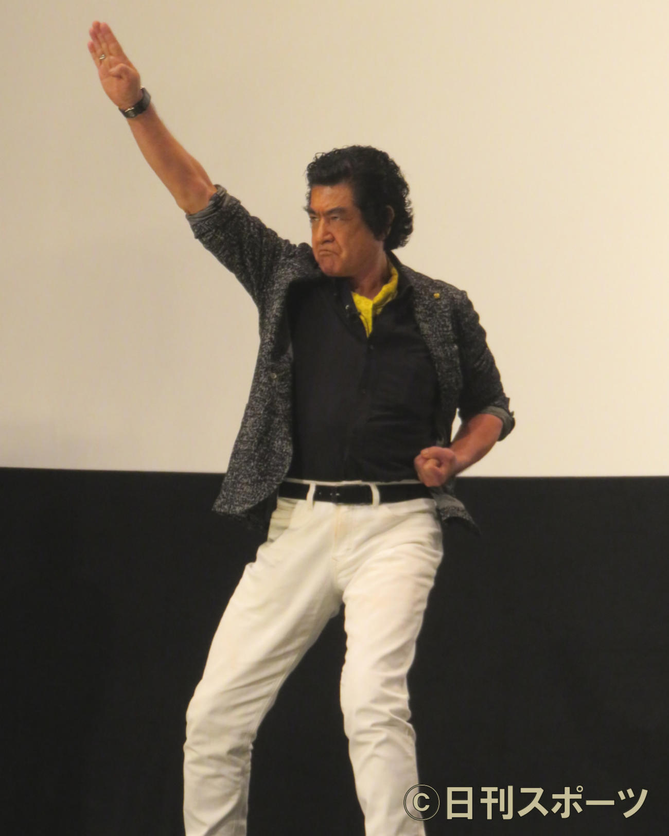 仮面ライダーの50周年イベントで変身ポーズを決める藤岡弘、