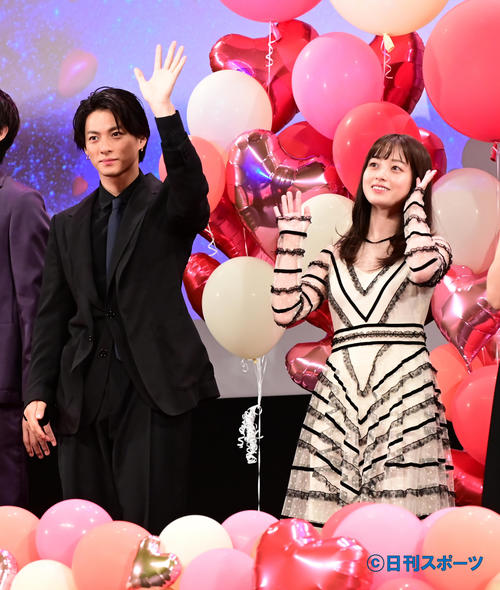映画「かぐや様は告らせたい ファイナル」完成披露舞台あいさつに臨む平野紫耀(左)と橋本環奈(撮影・小沢裕)